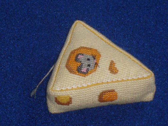 Работа «кусочек сыра игольница»