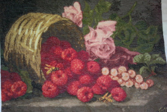 Работа «Корзина с малиной и розами»