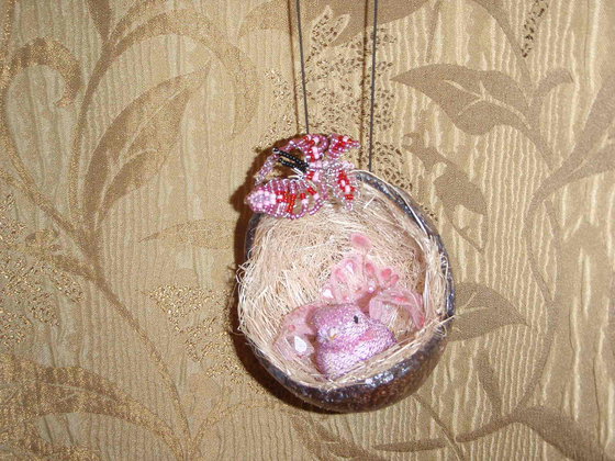 Работа «гнездо с кокосовой кожуры, с птенцом и бабочкой из бисера»