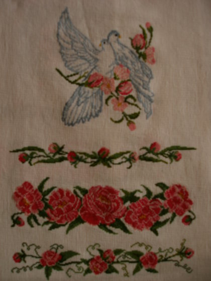 Работа «рушник "пионы и голуби"»