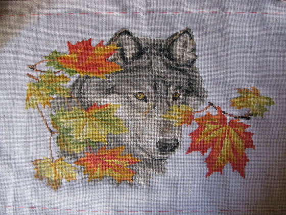 Работа «Волк в осенних листьях»