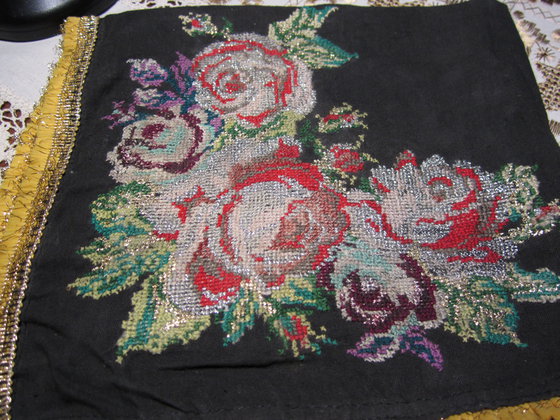 Работа «Черная салфетка с розами»