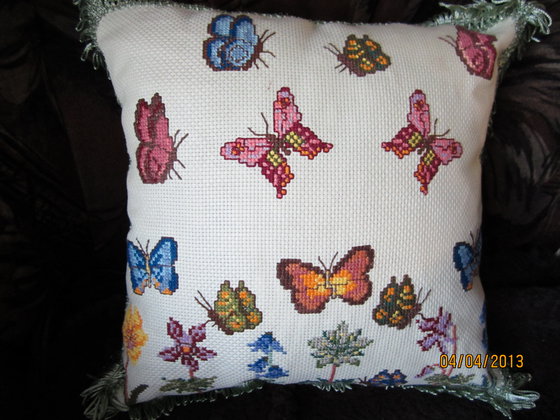 Работа «Подушка с бабочками»
