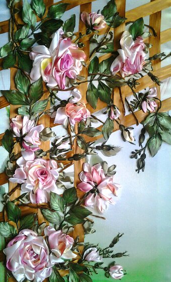 Работа «Роза на шпалере. вышивка лентами.»