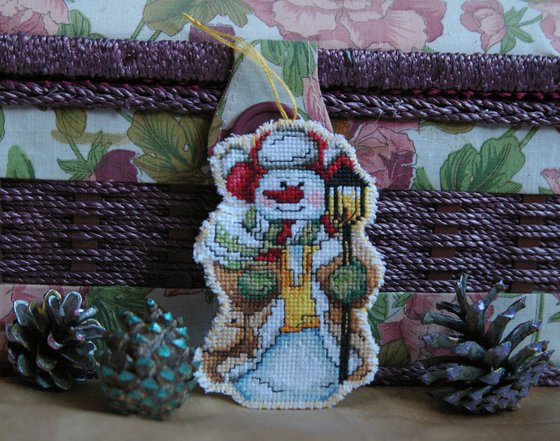 Работа «Снеговичок на елку-2»