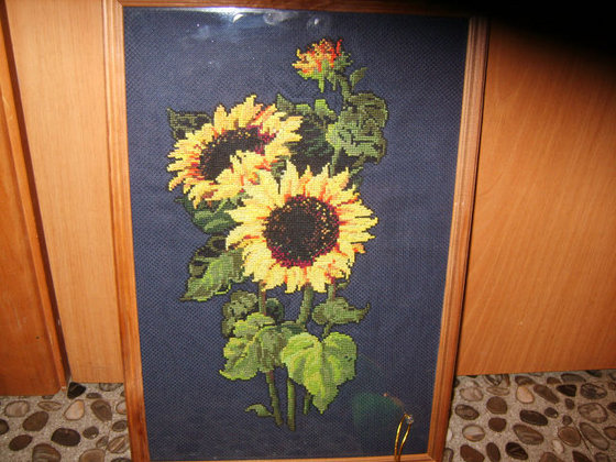 Работа «подсолнухи на черной конве»