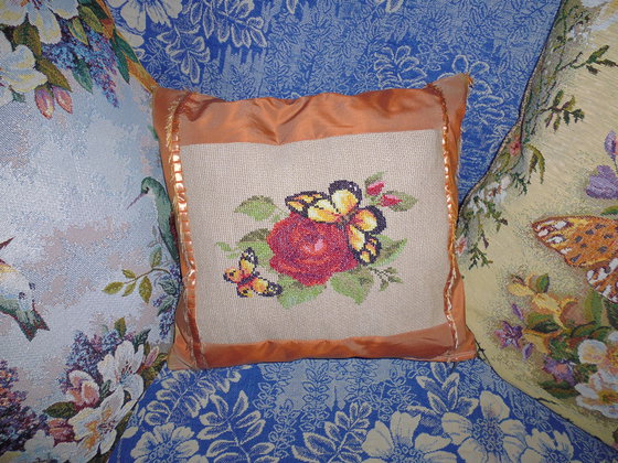 Работа «Подушка с вышивкой»