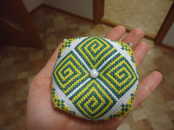 Работа «Бискорню-игольница»