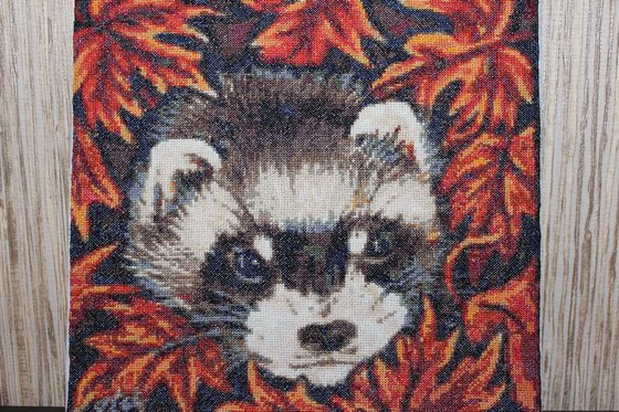 Работа «Хорёк в осенних листьях»