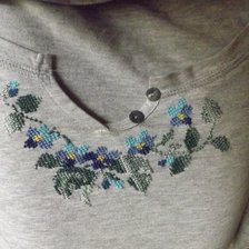 Работа «анютины глазки на футболочке»