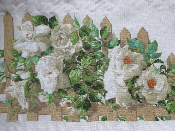 Работа «Розы на заборе. Размер 55х35»