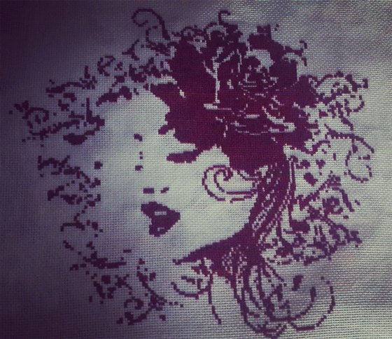 Работа «Девушка (бордовый)»