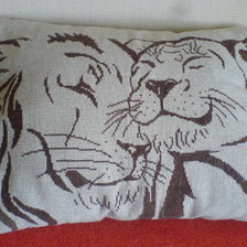 Работа «Подушка со львами»