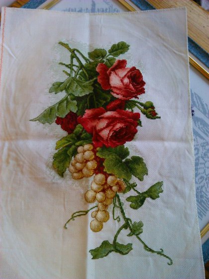 Работа «Красные розы и виноград»