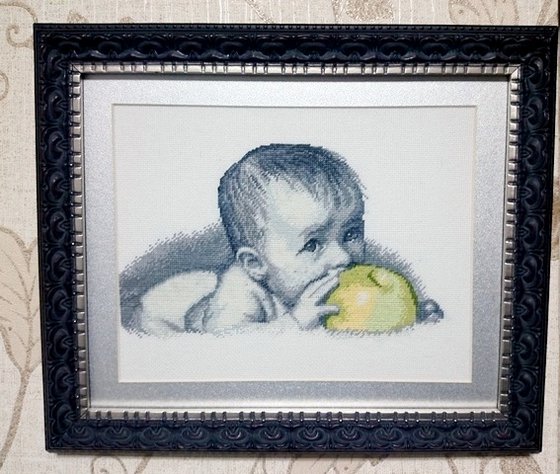 Работа «Малыш с зеленым яблоком»