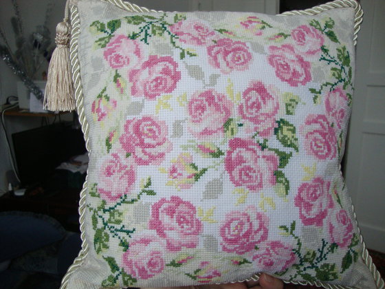 Работа «Подушка с розами»