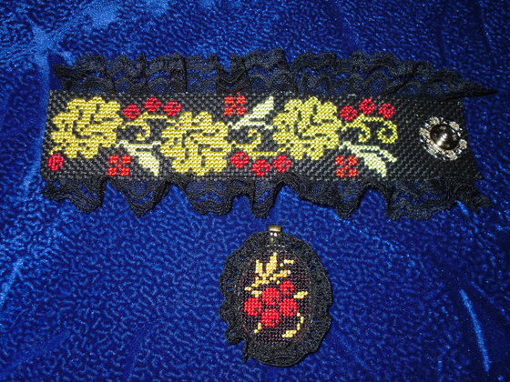 Работа «Браслет и кулон с вышивкой»