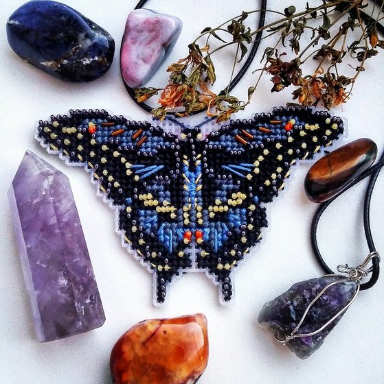 Работа «Бабочка в камнях»