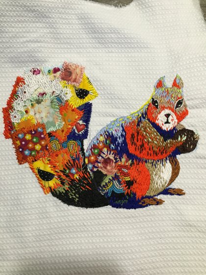 Работа «Белка на платье дочери»