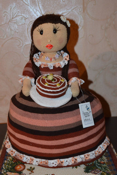 Работа «грелка на чайник "Майя" с тортиком»