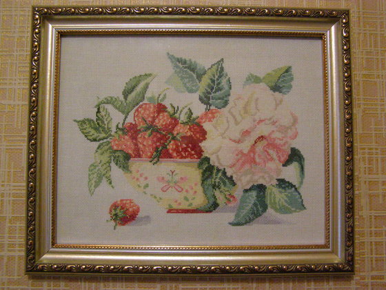 Работа «Натюрморт с клубникой в новом оформлении»