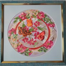 Работа «Тарелка с цветами и бабочками.»