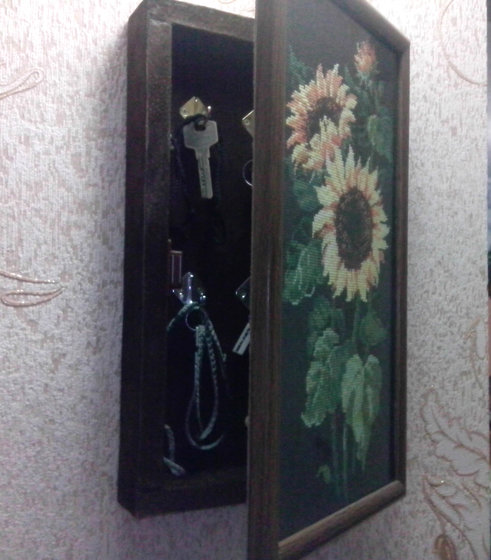 Работа «уже вставила картину в рамку и сделала из неё ключницу»