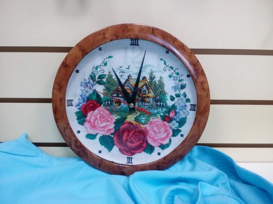 Работа «Часы с розами»