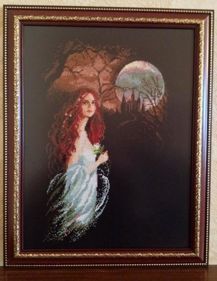 Работа «Девушка на фоне замка»