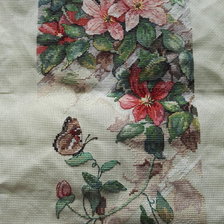 Работа «Клематисы и бабочка (2)»