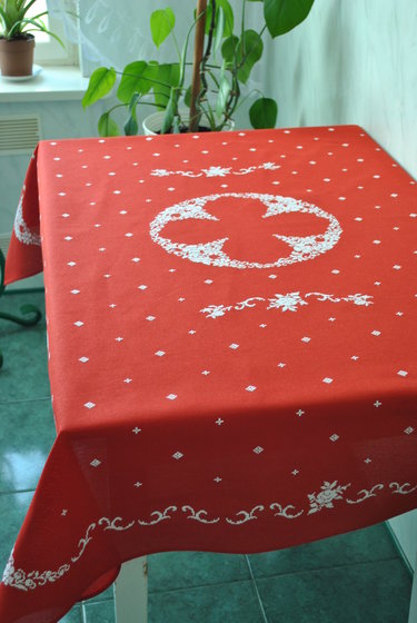 Работа «Белым по красному, скатерть»