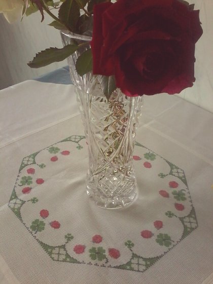 Работа «Салфетка на кухонный стол. Листья клевера и божьи коровки.»