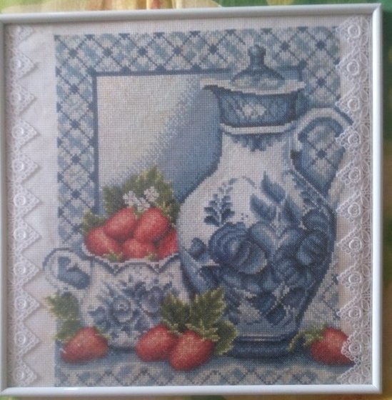 Работа «Кувшин с клубникой»