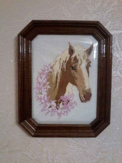 Работа «Голова лошади в венке из розовых цветов.»