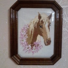 Работа «Голова лошади в венке из розовых цветов.»