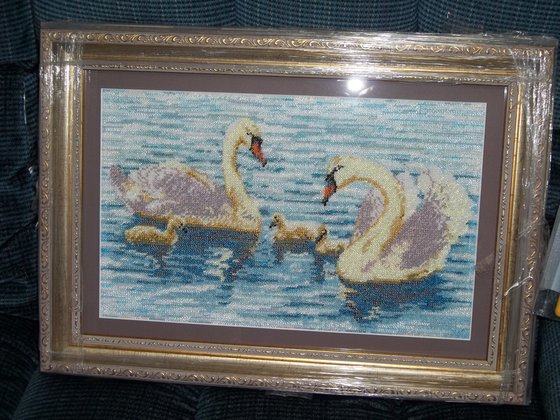 Работа «Лебединое семейство 2011г.Бисер.»
