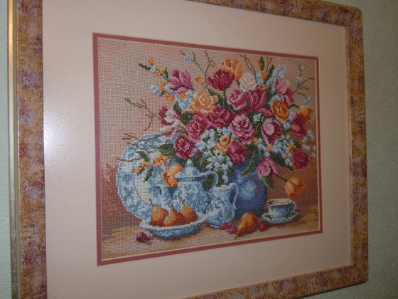 Работа «Чайный сервиз и розы»