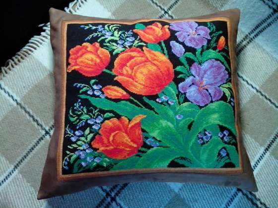 Работа «Подушка "Тюльпаны и ирисы"»