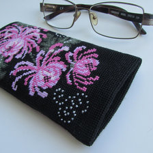 Работа «Очечник с хризантемами.»