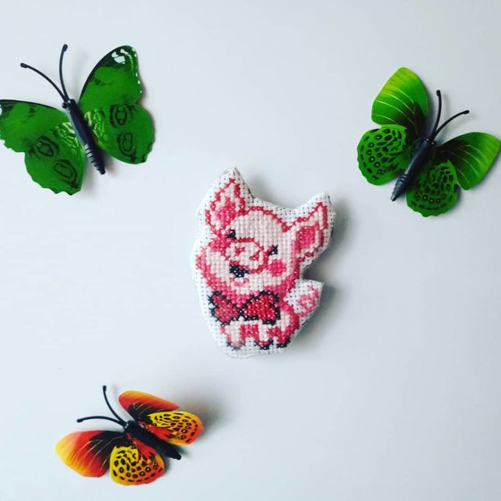 Работа «Магнитик на холодильник "Довольная свинка" (август 2018)»