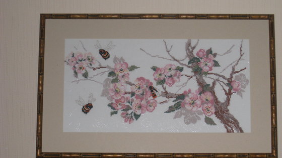 Работа «Ветка яблони и шмели»