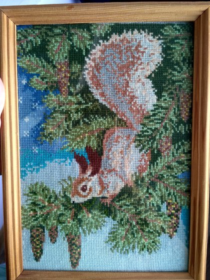 Работа «Белочка на ветке сосны»