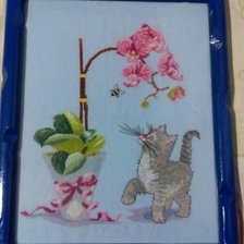 Работа «Gatito con orquídea»
