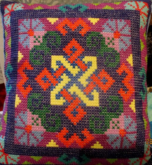 Работа «подушка  болгарским крестиком»