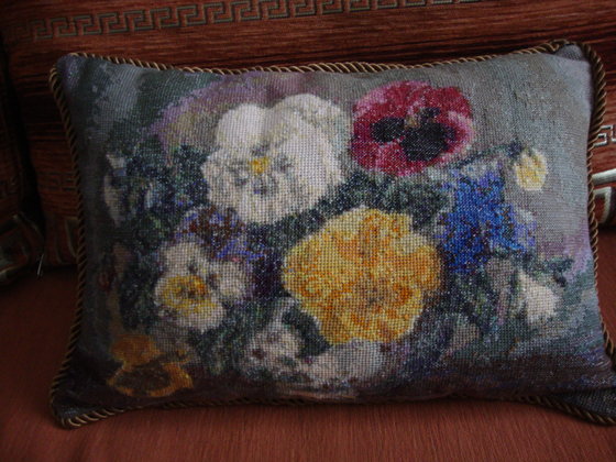 Работа «Подушечка с анютиными глазками»