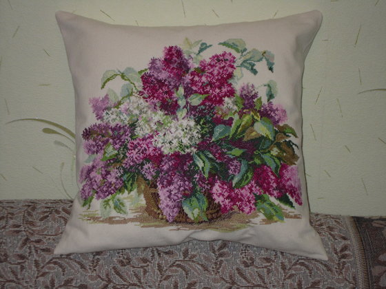 Работа «Подушка с букетом сирени»