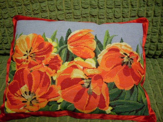 Работа «Подушка "Тюльпаны".»