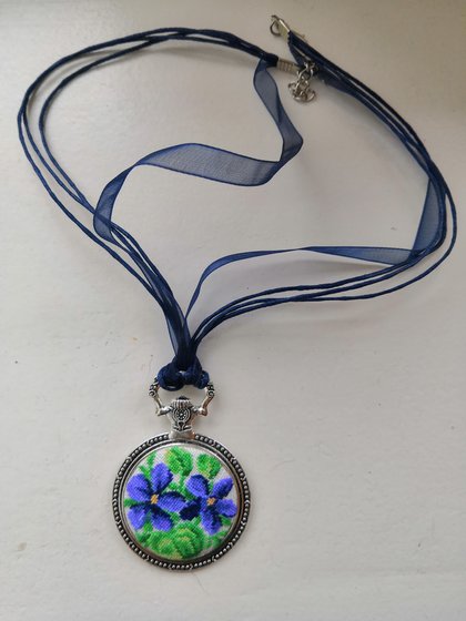 Работа «Кулон "Фиалки"»