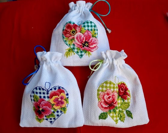 Работа «Мешочки с цветочными мотивами»