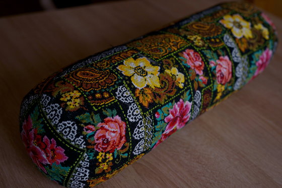 Работа «Валик для дивана или кресла»